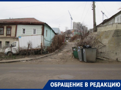 Помойка на проезжей части вынуждает воронежцев ежедневно рисковать жизнями