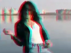 Зажигательные танцы на набережной устроила брюнетка в Воронеже 