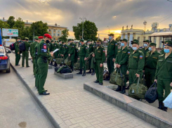 Воронежских новобранцев в масках отправили служить Родине