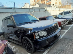 Затяжной именинник угнал припаркованный у воронежского клуба Range Rover 