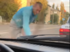 Агрессивный воронежец своей дубинкой избил чужой автомобиль 