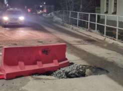 Вход в Нарнию: на воронежской дороге зияет огромная яма