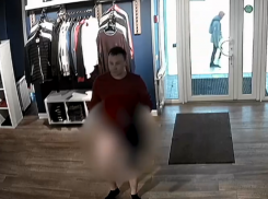 Откровенные похождения онаниста в модном магазине сняли в Воронеже