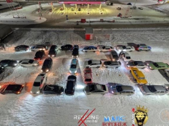 Автомобилисты необычно поздравили воронежцев с Новым годом 