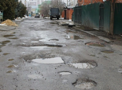 Нетерпеливые водители разбили дорогу в частном секторе Воронежа из-за пробок 