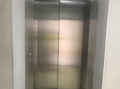 Отвратительный инцидент в лифте воронежской облбольницы попал на видео