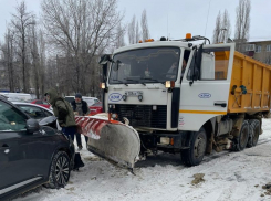 Снегоуборщик разбил автомобиль на парковке гипермаркета в Воронеже
