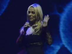 Голубые есть? – Ирина Салтыкова на концерте в Воронеже