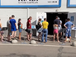 Десятки людей часами терпели 40-градусную жару ради посещения магазина в Воронеже