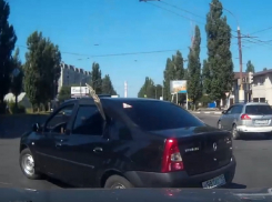 Отличные тормоза спасли водителя после отчаянного поступка Renault в Воронеже 