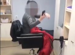 Нецензурную реакцию клиентки на новую прическу сняли в воронежской парикмахерской 