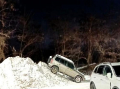 Автомобиль в необычной позе застали на снегогорочной парковке в воронежском ЖК 
