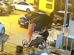 Женщина накинулась на инвалида-колясочника в воронежском ЖК