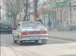 Опасное развлечение молодежи попало на видео в Воронеже