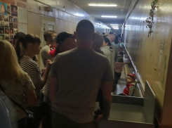 “Дышать нечем”: очередь в детской поликлинике потрясла воронежцев