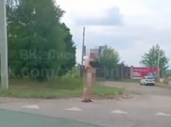 Абсолютно голое приветствие устроил на дороге воронежец