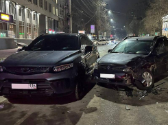 «Я не синий, лопнуло колесо!»: водитель TANKа устроил разгром и сбежал с места ДТП в Воронеже
