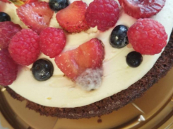 Мохнатый ингредиент торта испортил настроение в детский день рождения в Воронеже 