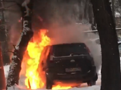 Молниеносное тушение машины в районе воронежской «Придачи» сняли на видео местные жители