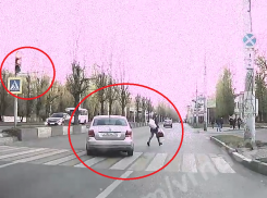 Бегство пешехода от иномарки на «зебре» попало на видео в Воронеже