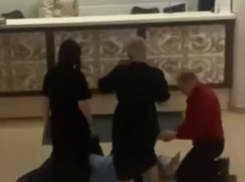 «Пожалуйста, помогите, я задыхаюсь», – жесткая драка произошла в воронежском развлекательном центре 