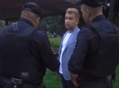 Толпа москвичей с криками «АУЕ» напала на воронежского депутата Госдумы