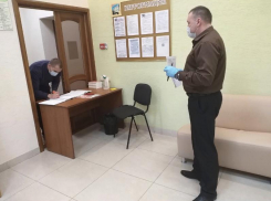  Как сотрудники ЗАГС избегают контактов с посетителями, показали на фото в Воронеже