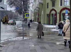 Бабушку-регулировщицу заметили в самом центре Воронежа