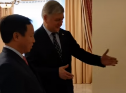 Воронежский губернатор уступил размером сувенира вьетнамскому послу