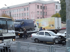 В Воронеже на 9 Января столкнулись «Газель» и «Приора»: образовалась пробка