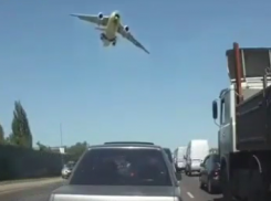 Перекошенный полет самолета над машинами сняли в Воронеже