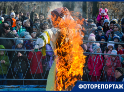 Чучело Масленицы эпично сожгли в воронежском фонтане