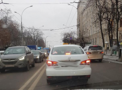 Агрессивный пассажир такси напал на автомобилистку в Воронеже