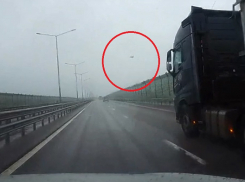 Неожиданный «подарок» получил в лобовое водитель на М4 «Дон»