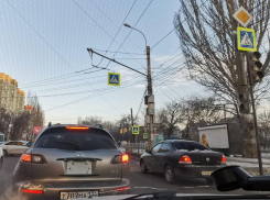 Неработающие светофоры парализовали движение на проблемной улице в Воронеже