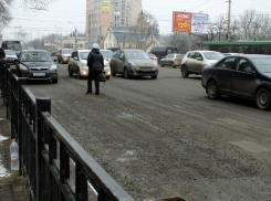 В Воронеже на Памятнике Славы после переноса остановки люди продолжают ждать транспорт и переходить дорогу на старом месте