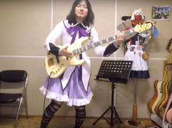 Эпатажный японец в юбке эпично сыграл хит «Сектора Газа»