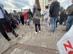 Огромная толпа: утреннее стояние воронежцев у остановки попало на фото