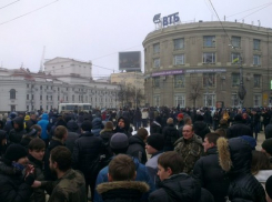 Гей-пикет в Воронеже: отряд ОМОНа, снежки, драка и кровь (ФОТО)