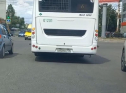 Ежедневно одно и то же: раздражающий маневр автобуса попал на видео в Воронеже