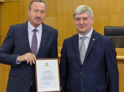 Поклоном сельским женщинам и наградой от губернатора пиарили депутата Евсеева