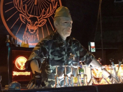 Человека в маске Владимира Путина поставили за бар в Воронеже 