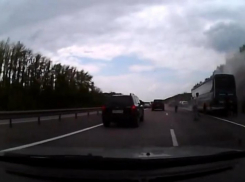 В Воронежской области из-за взрыва колеса загорелся рейсовый автобус