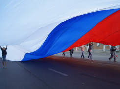 Воронежцы пронесли огромный российский триколор по проспекту Революции