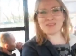 Воронежцы устроили музыкальный батл в маршрутке и сыграли в «города»