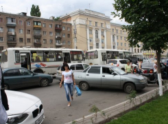 В Воронеже на Кольцовской водители маршруток высаживают пассажиров из левого ряда (ФОТО)
