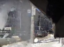 На видео сняли, как коммунальщики-варвары разносят паб в центре Воронежа 