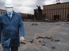 Пока Воронеж утопает в грязи, под окнами губернатора будут снова перекладывать плитку за миллионы рублей