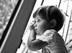 5-летний ребенок выжил после падения с балкона шестого этажа в Воронеже