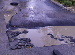 Въезд в один из дворов Воронежа стал проблемой для местных жителей